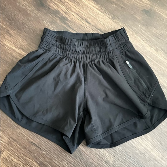 Lululemon tracker LR short - Picture 1 of 6